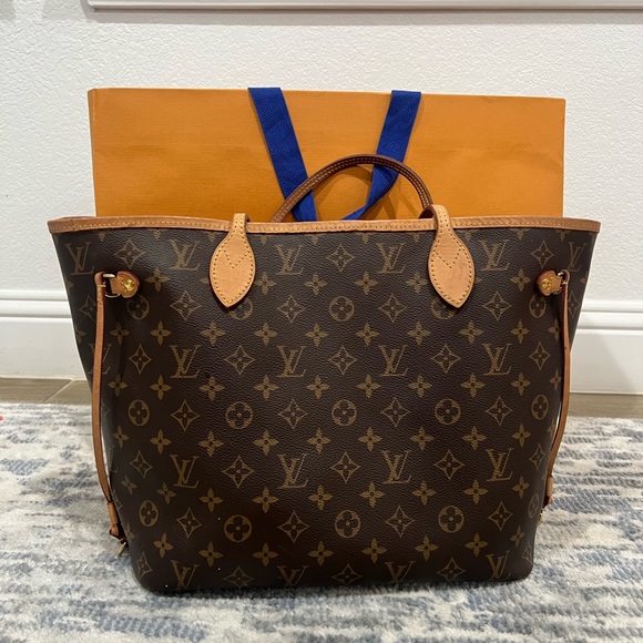 Louis Vuitton MM never full cherry πππ - Picture 9 of 16